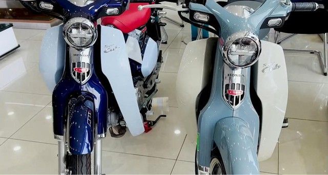 Honda Super Cub C125 màu đen nhám bị rao bán với giá chênh lệch hơn 100 triệu đồng - Ảnh 1.