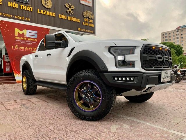 Chủ nhân của chiếc Ford Ranger với biển số ngũ quý 5 mạ vàng nổi tiếng ở Hà Nội đã gửi xe hơn 300 km để thay đổi phong cách sang F-150 Raptor - Ảnh 1.