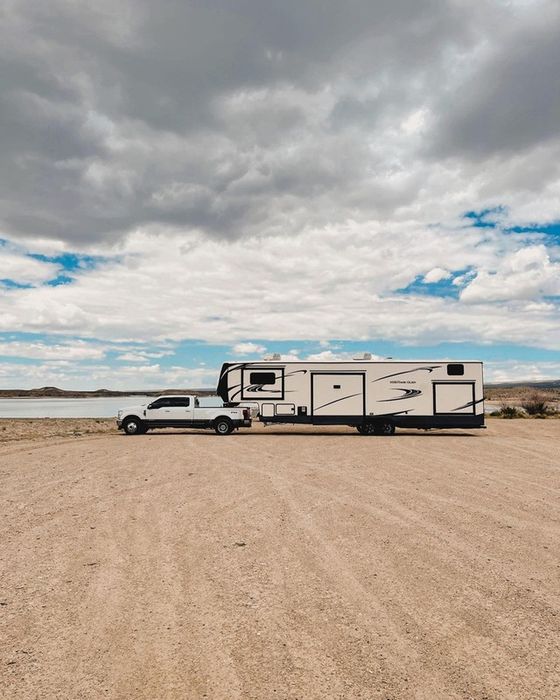 Bán hết nhà cửa đồ đạc, gia đình 5 người cải tạo motorhome 2 tầng thành ngôi nhà di động mơ ước - Ảnh 3.
