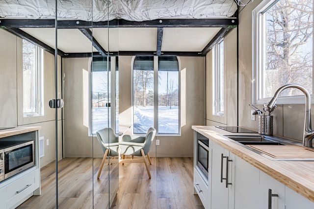 Căn nhà di động giống như một container nhưng lại gây sốt với nội thất không khác gì các khách sạn hạng sang - Hình 3.