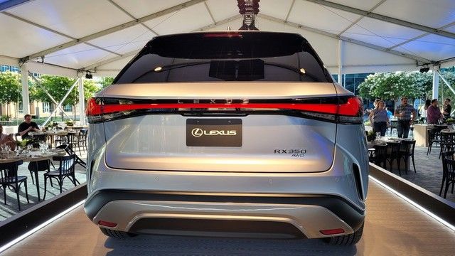 Giới thiệu Lexus RX 2023: Dường như là một chiếc xe điện, đầy đột phá, việc ra mắt tại Việt Nam chỉ là vấn đề thời gian - Ảnh 4.