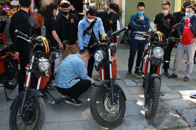 Cạnh tranh Honda, Yamaha trong bối cảnh giá xăng dầu tăng, hãng xe máy điện 'Made in Vietnam' mở cửa hàng đại lý đầu tiên tại Hà Nội - Ảnh 3.