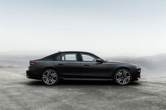 BMW 7-Series 2023 ra mắt: Sự thay đổi bất ngờ từ bên trong ra bên ngoài, tạo sức ép mạnh mẽ cho Mercedes-Benz S-Class - Ảnh 4.