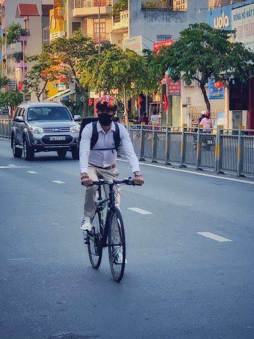 Việc sử dụng xe đạp đi làm trở nên phổ biến hơn trong bối cảnh giá xăng leo thang và tình hình kinh tế khó khăn. Tuy nhiên, ý kiến của người dân về vấn đề này ra sao? - Hình ảnh 1.
