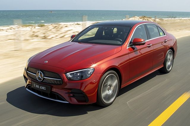Mercedes-Benz E-Class 2022 đã được nâng cấp toàn diện tại thị trường Việt Nam, với việc tăng giá gần 180 triệu đồng nhưng vẫn được hưởng ưu đãi giảm trước bạ lên đến hàng trăm triệu đồng so với đối thủ BMW 5-Series - Hình 3