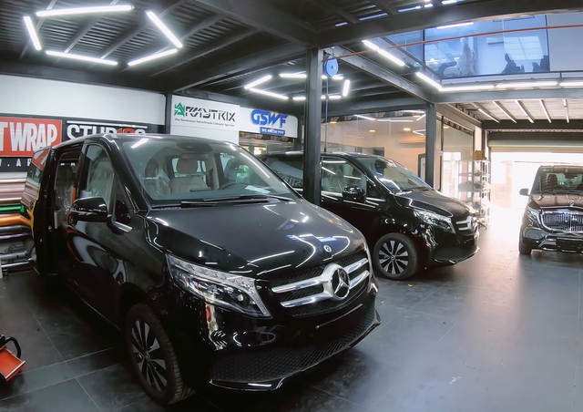 Đôi xe Mercedes-Benz V-Class mới tinh, chưa hề mở bọc nilon, đã được độ theo phong cách Maybach kiểu mới tại TP.HCM. (Ảnh 1)