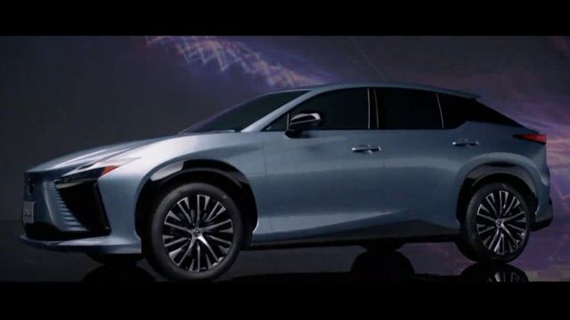 Lexus RZ 450e 2023 hé lộ hình ảnh bên ngoài - Hình 11.