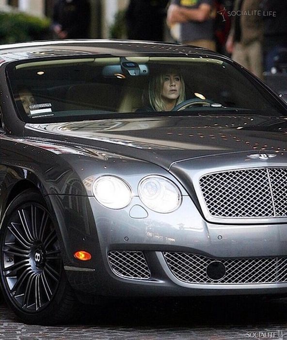 Bộ sưu tập xe hạng sang của nữ diễn viên triệu phú Jennifer Aniston - Ảnh 3.