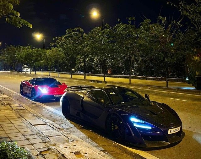 Chiếc Ferrari 458 Misha Designs mà Tống Đông Khuê mới mua đã gặp sự cố cháy trên đường, khiến mọi người phải nhanh chóng can thiệp để dập tắt ngọn lửa - Ảnh 3.