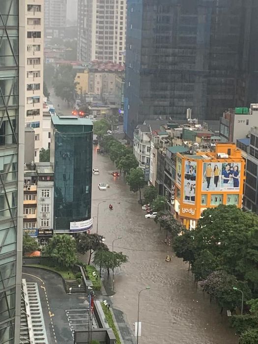 Đường phố Hà Nội chuyển biến thành sông sau trận mưa lớn, khiến bánh xe ngập lụt - Xem Ảnh 20.