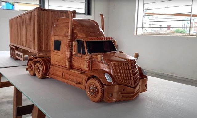 Mô hình xe đầu kéo bằng gỗ của thợ Việt nhận được sự khen ngợi từ các tờ báo nước ngoài - Ảnh 3.