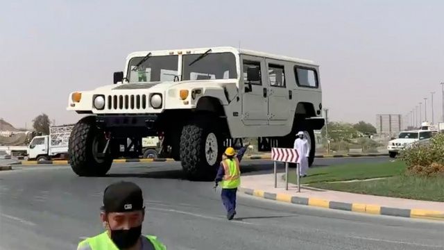 'Quái vật ăn xăng' Hummer H1 kích thước gấp ba lần xe thông thường: Vẫn có thể đứng thẳng khi bước vào, không gian bên trong rộng như một ngôi nhà - Ảnh 1.