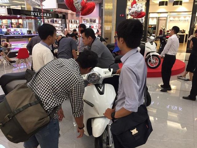 Giá xăng cao kỷ lục, nhiều người đổi sang sử dụng xe điện - Hình 1.