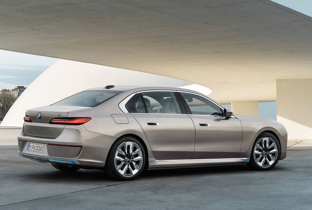 BMW i7 hoàn toàn mới với nhiều công nghệ tiên tiến, không có đối thủ, sẵn sàng cạnh tranh với Mercedes-Benz EQS chuẩn bị ra mắt tại Việt Nam - Ảnh 3.