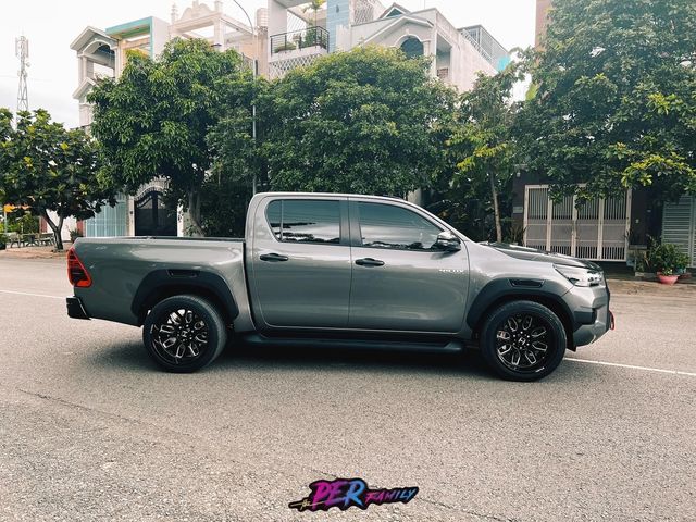 Toyota Hilux thấp gầm với bộ bánh to lớn trị giá 300 triệu đồng - Sự đổi mới của nhiều người chơi xe bán tải tại TP. HCM - Ảnh 3.