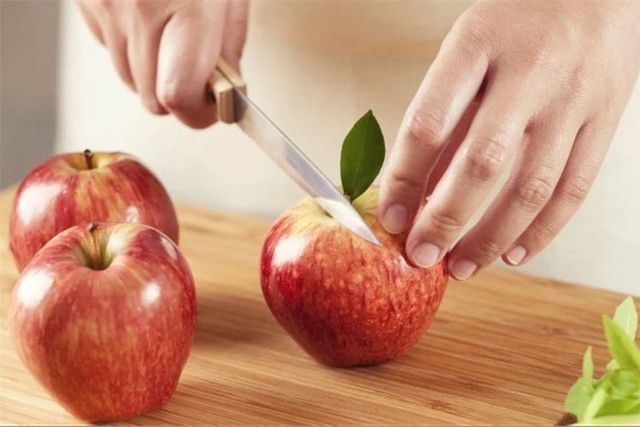 Bí quyết làm sạch kính chắn gió xe hơi không cần dùng nước hoặc phải đưa ra tiệm - Hình ảnh 1.
