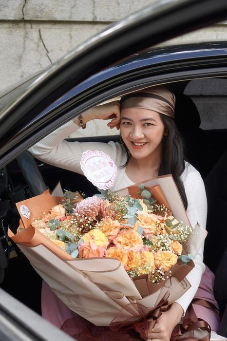 Một cô gái 9x ở Sài Gòn đã chi gần 1 tỷ đồng để mua một chiếc xe ô tô: Chiếc xe là minh chứng cho những nỗ lực không ngừng của bản thân - Ảnh 1.