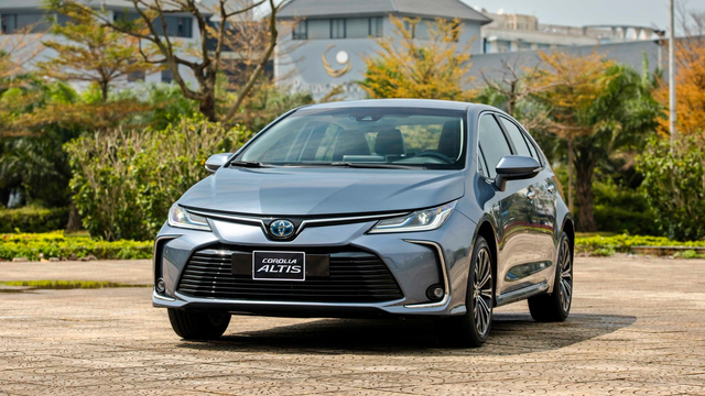 Toyota Corolla Altis 2022 có biển số ngũ quý 2 được bán với giá 2,2 tỷ đồng, tương đương với 2 chiếc Camry mới - Hình ảnh 2.