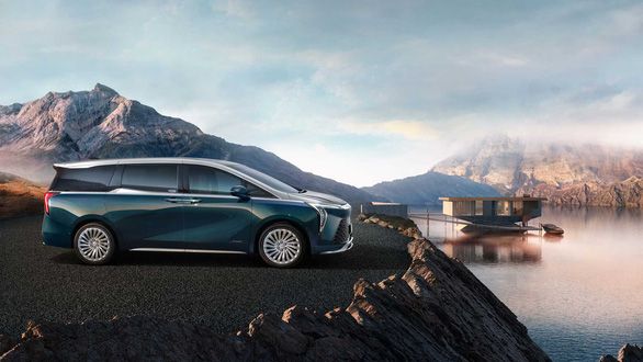 Cạnh tranh với Lexus LM: Minivan hạng sang, thừa hưởng vẻ đẹp không gian như Rolls-Royce - Ảnh 2.