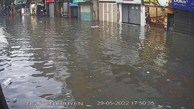 Đường phố Hà Nội biến thành sông, gây ra tình trạng ngập nước nặng ở nhiều điểm như ngã tư Tây Sơn - Thái Hà, Nguyễn Khuyến, Phùng Hưng - Xem Ảnh 5.