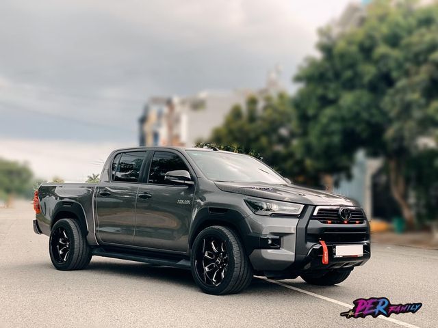 Toyota Hilux giảm chiều cao phần dưới với bộ bánh 'khủng' trị giá 300 triệu đồng - Sự thay đổi mới của nhiều người chơi xe bán tải tại TP. HCM - Ảnh 1.