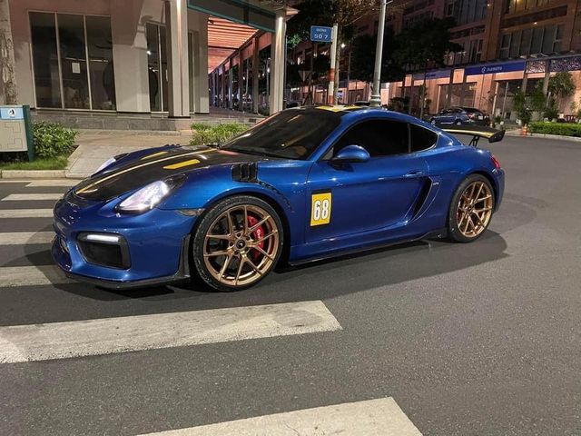 Với bộ bodykit độc đáo chỉ có tại Việt Nam, giá trị của chiếc Porsche Cayman 7 năm tuổi đã lên tới hơn 3 tỷ đồng - Xem hình 4.