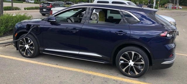 Trạm sạc VinFast VF 8 tại Canada có giá lên đến hơn 1,2 tỷ đồng khi quy đổi, tương thích với nhiều loại xe, có khả năng nhận diện thông minh và chịu được điều kiện thời tiết khắc nghiệt - Hình ảnh số 2.