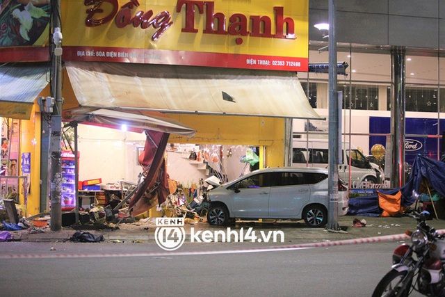 Khoảnh khắc xe ô tô 'điên' lao thẳng vào tiệm bánh mì nổi tiếng ở Đà Nẵng, nhiều người bị mắc kẹt trong đống vụn - Ảnh 4.