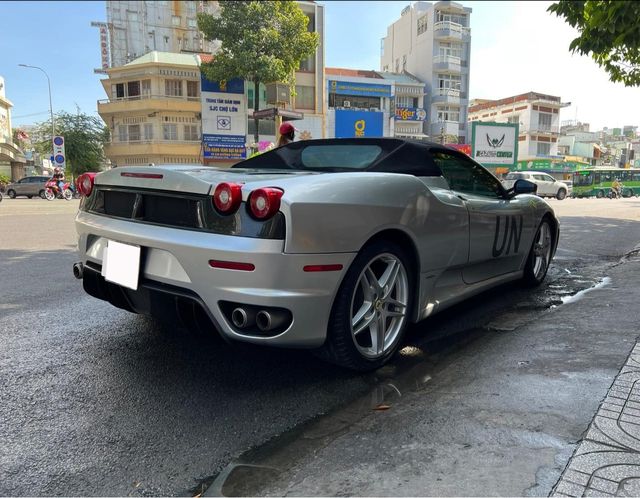 Sau thời gian dài ẩn mình trong bóng tối của garage, chiếc Ferrari F430 Spider cuối cùng cũng lộ diện, vẫn tráng lệ như ngày nào. Điều đặc biệt là thân xe đã được thêm huy hiệu có khả năng tham gia vào một chuyến hành trình siêu xe lớn sắp tới - Hình 4.