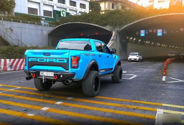 Xe Ford Ranger được các tín đồ đam mê độ xe tại TP.HCM biến hóa theo phong cách của F-150, tuy nhiên việc này đòi hỏi một khoản đầu tư không nhỏ cũng như việc điều chỉnh công suất động cơ để đảm bảo hiệu suất.