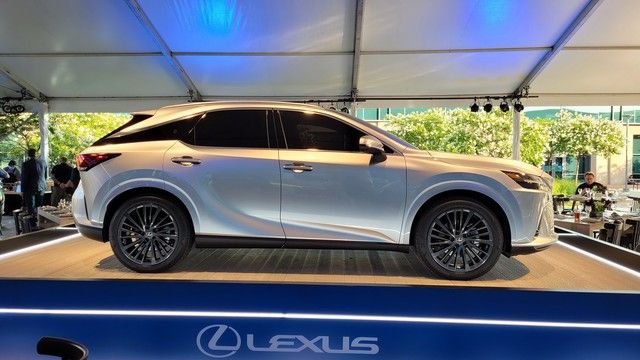 Giới thiệu Lexus RX 2023: Xuất hiện giống như một chiếc xe điện, mang nhiều tính đột phá, việc ra mắt tại Việt Nam chỉ là vấn đề thời gian - Ảnh 3.