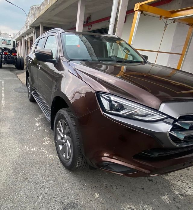 Isuzu mu-X 2022 xuất hiện lần đầu tại Việt Nam: Thiết kế đổi mới, tích hợp công nghệ, cạnh tranh với Fortuner và Everest - Hình ảnh 2.