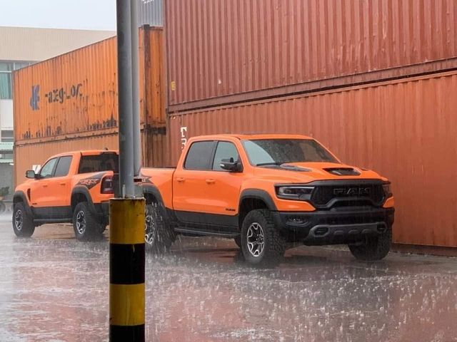 Đôi 'khủng long' RAM 1500 TRX về Việt Nam: Giá 7,9 tỷ đồng, đối thủ không phải dạng vừa của Ford F-150 Raptor - Hình 1.