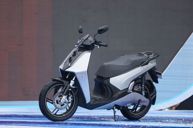 VinFast thử nghiệm xe máy điện trên đường phố Việt Nam, với khả năng chạy đến 100km sau mỗi lần sạc - Ảnh 5.