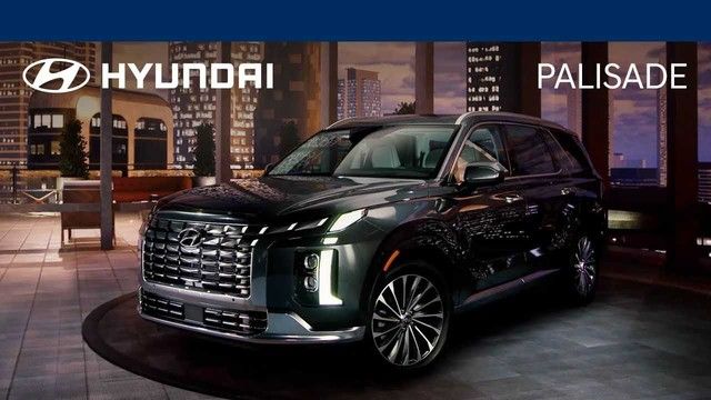 Hyundai Palisade 2022 sẽ có thiết kế mới với đầu xe giống Tucson nhỏ hơn và tản nhiệt tích hợp thẳng đèn trước ở góc trên 2 bên. Đèn ban ngày dạng boomerang được đặt dọc và giống Palisade hiện tại nhưng vị trí đã được điều chỉnh ra ngoài cụm đèn trước.  