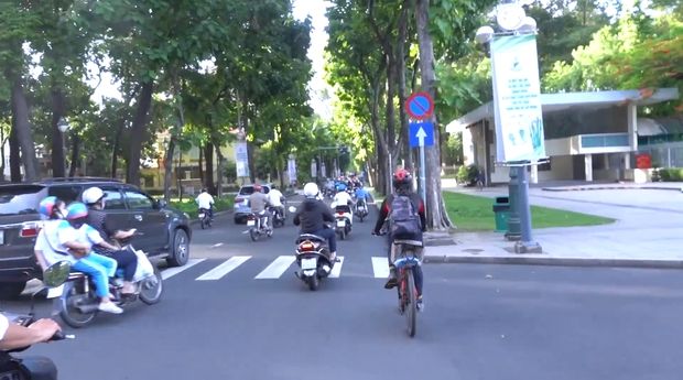 Giá xăng liên tục tăng, nhiều người trẻ chán xe máy chuyển sang đi... xe buýt - Ảnh 3.