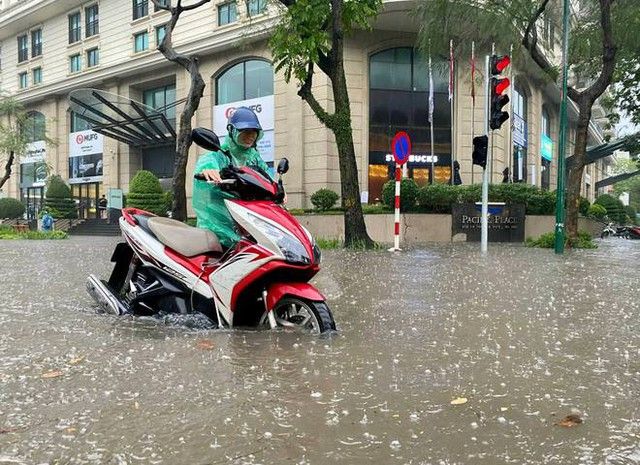 Cảnh đường phố Hà Nội biến thành sông sau cơn mưa lớn, khiến người dân phải vật vã để di chuyển qua ngã tư Phan Bội Châu - Lý Thường Kiệt - Xem Ảnh 3.