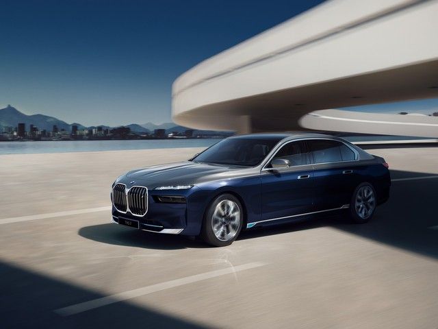 BMW 7-Series 2023 phiên bản đặc biệt giá trên 3 tỷ đồng - Ảnh 1
