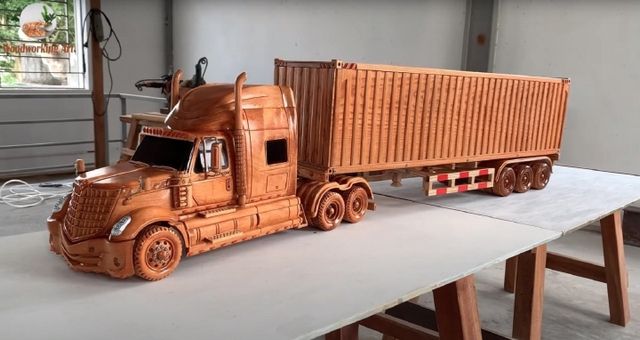 Mô hình xe đầu kéo bằng gỗ của thợ Việt nhận được sự khen ngợi từ các tờ báo nước ngoài - Ảnh 2.