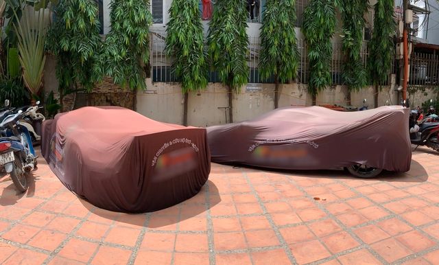 Dàn siêu xe trị giá gần 400 tỷ đồng đã đổ về Hà Nội, Koenigsegg Regera và McLaren Senna đã được che phủ bởi bạt, chờ sẵn để tỏa sáng - Hình 12.