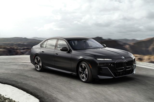 BMW 7-Series 2023 ra mắt: Biến đổi đáng kinh ngạc từ bên trong ra bên ngoài, gây áp lực mạnh mẽ cho Mercedes-Benz S-Class - Ảnh 1.