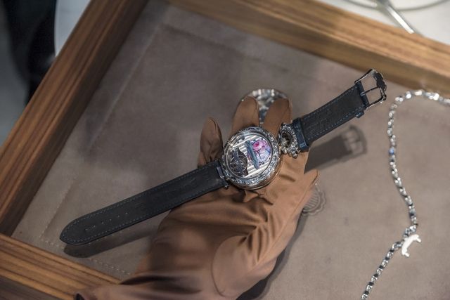Cặp đồng hồ Bovet 1822 trên Rolls-Royce Boat Tail giá hơn 600 tỷ đồng xuất hiện tại Việt Nam - Hình 3.