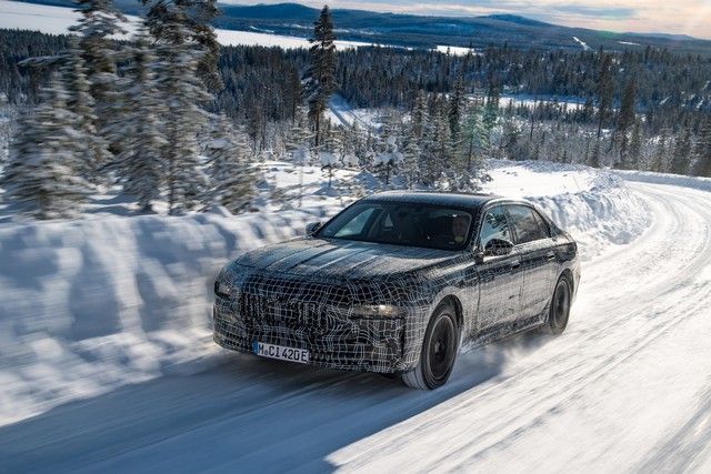 BMW quyết định không sản xuất M7, thay vào đó sẽ ra mắt i7 M70: Sự chuyển đổi sang điện mạnh mẽ, ngày chia tay với động cơ V12 đã gần kề - Ảnh 1.