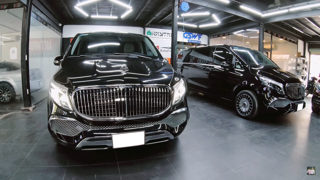Bộ đôi xe Mercedes-Benz V-Class mới, vẫn chưa mở bọc nilon, đã được độ theo phong cách Maybach mới tại TP.HCM. (Ảnh 4)