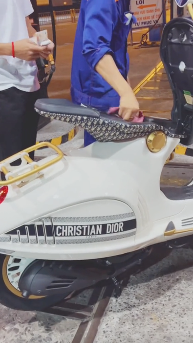 Không phải Trang Nemo, người này đã đi Vespa Dior đến cây xăng để giải đáp câu hỏi: Xe trị giá 700 triệu thì đổ xăng đầy bình tốn bao nhiêu tiền - Hình ảnh 3.