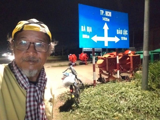 Một nhà du khảo 61 tuổi đã tự mình đi xe đạp 1.800km từ miền Bắc xuống miền Nam: Đi để chiêm ngưỡng vẻ đẹp tươi mới của Việt Nam - Ảnh 1.