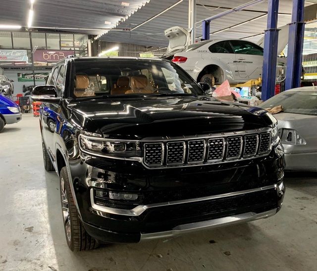 Jeep Grand Wagoneer 2022 lần đầu tiên về Việt Nam - Khủng long dành cho những người giàu yêu thích sự độc đáo, cạnh tranh với Lexus LX 600 - Ảnh 1.