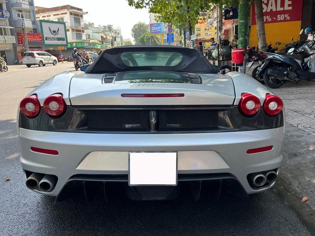 Sau thời gian dài ẩn mình trong bóng tối của garage, chiếc Ferrari F430 Spider cuối cùng cũng lộ diện, vẫn tráng lệ như ngày nào. Điều đặc biệt là thân xe đã được thêm huy hiệu có khả năng tham gia vào một chuyến hành trình siêu xe lớn sắp tới - Hình 2.
