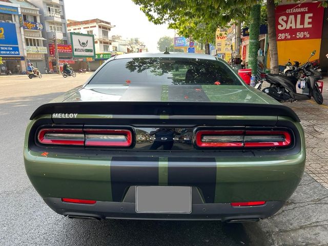 Chiếc Dodge Challenger Hellcat Redeye đầu tiên đã về Việt Nam, là một phần của bộ sưu tập siêu xe trị giá hàng tỷ đồng. Chi phí cho việc tùy chọn thêm các tính năng đã vượt qua con số 100 triệu đồng.