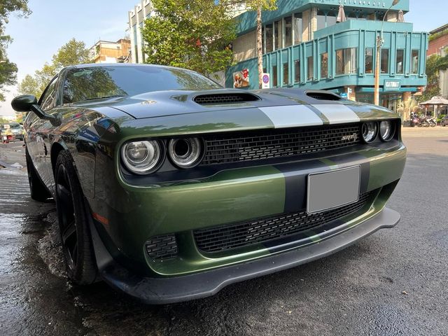 Chiếc Dodge Challenger Hellcat Redeye đầu tiên đã đến Việt Nam, là một phần của bộ sưu tập siêu xe trị giá hàng tỷ đồng. Chi phí cho việc tùy chọn thêm các tính năng đã vượt qua con số 100 triệu đồng.